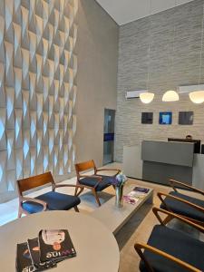 un soggiorno con sedie, tavolo, tavolo e sedie a sdraio di Apartamento Graças 108 a Recife Altre 17 foto