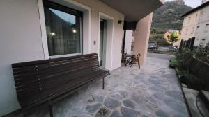 a wooden bench sitting on the side of a building at Alloggio Lù casa vacanze in Pont-Saint-Martin
