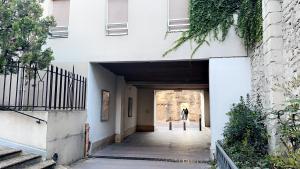 an alleyway leading into a building with a doorway at Joli Appartement au cœur de la ville in Avignon
