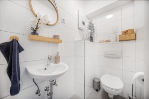 Koupelna v ubytování Excellence Deluxe Suite mit Balkon & Stadtblick - zentral an der Messe Essen + 16 fotografií