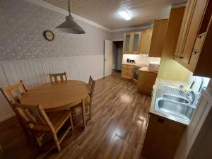 Kuchyň nebo kuchyňský kout v ubytování Spacious three-room apartment with balcony