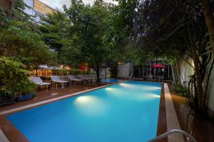 Bazén v ubytování Skyline Boutique Hotel nebo v jeho okolí