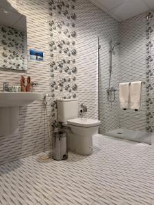 un bagno con wc, lavandino e doccia di فندق بلانتي a Medina
