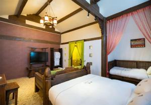 麗江市にあるBig Tree Guesthouse - Naxi old styleのベッドルーム(ベッド2台、テレビ付)