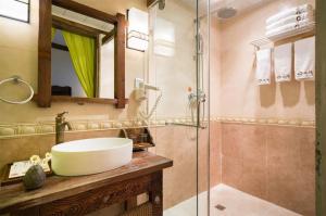 Big Tree Guesthouse - Naxi old style的一间浴室