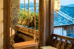 Big Tree Guesthouse - Naxi old style的阳台或露台