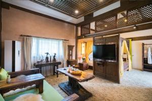 Big Tree Guesthouse - Naxi old style的电视和/或娱乐中心