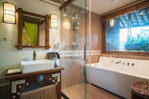 Big Tree Guesthouse - Naxi old style的一间浴室