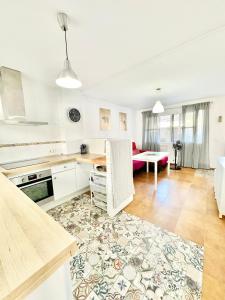 eine Küche und ein Wohnzimmer mit einem Tisch in der Unterkunft Casa 3 dormitorios La Barrosa in Chiclana de la Frontera