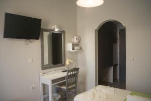 TV a/nebo společenská místnost v ubytování Nereides Hotel