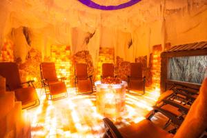 فندق لوكشري سبا أوليمبيك بالاس في كارلوفي فاري: غرفة فيها كراسي وطاولة فيها