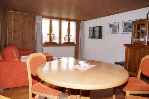 sala de estar con mesa de madera y sillas en Gasthaus zum Sternen en Andermatt