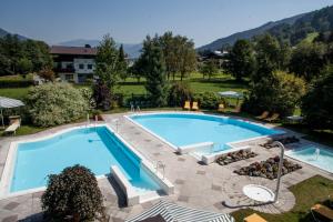 - une vue sur la piscine d'un complexe dans l'établissement Hotel-Gasthof "Zur Mühle", à Kaprun