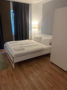 科隆Köln Wohnung 4 min nähe von Hbf und Dom mit Garten ,Balkon & office的带窗户的房间里有一张白色的床