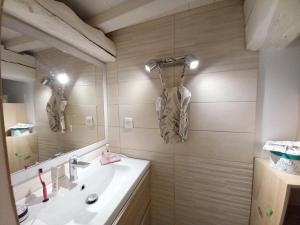 Koupelna v ubytování Le gîte du mas avec piscine