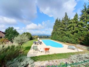 Bazén v ubytování Le gîte du mas avec piscine nebo v jeho okolí