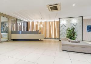ヨハネスブルグにあるMasingita Towers Elegant Apartment Power & Water Backupの部屋の中央にソファが備わるロビー