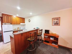 Köök või kööginurk majutusasutuses Halls Gap Log Cabins