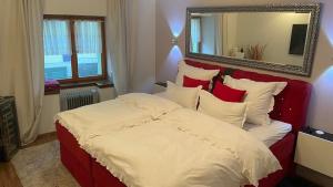 ein Schlafzimmer mit einem großen Bett mit roten und weißen Kissen in der Unterkunft City Apartment Skradin National Park Krka Wasserfälle in Skradin