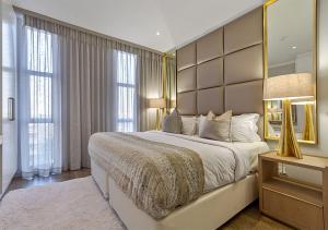 ヨハネスブルグにあるMasingita Towers Elegant Apartment Power & Water Backupの大きなベッドと大きな鏡のある寝室 +42枚の写真