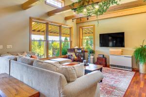 Una sala de estar con sofás y un televisor de pantalla plana. en Greensboro Home with Porch and Countryside Views!, en Greensboro
