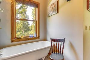 y baño con bañera y silla. en Greensboro Home with Porch and Countryside Views!, en Greensboro 33 fotos más
