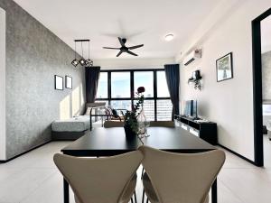 Χώρος καθιστικού στο View of Whole Georgetown Sea&City View 3BR-12 a27