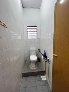 Ένα μπάνιο στο D'Farah Homestay Teluk Intan 3Bilik