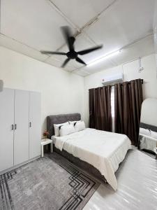 Ένα ή περισσότερα κρεβάτια σε δωμάτιο στο D'Farah Homestay Teluk Intan 3Bilik
