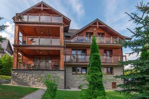 Casa de madera grande con balcón en Klemensówka, en Krynica-Zdrój