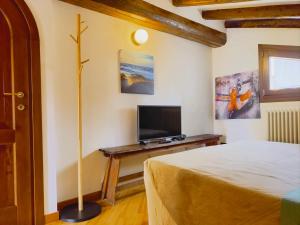 una camera con letto e TV su un tavolo di YAWHome B&B a Bologna Altre 32 foto