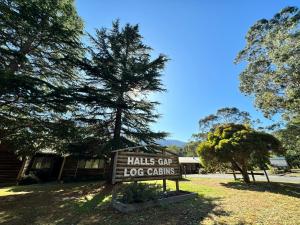Aed väljaspool majutusasutust Halls Gap Log Cabins