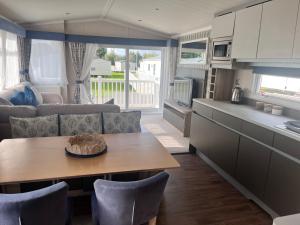 Kuchyň nebo kuchyňský kout v ubytování Coastal Caravan Seton Sands