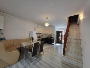 Kuchyň nebo kuchyňský kout v ubytování casa tip duplex