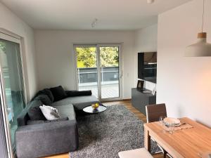 a living room with a couch and a table at Modernes City-Apartment - Top-Lage in Nürnberg in Nürnberg