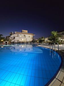 Πισίνα στο ή κοντά στο Hotel Damanse