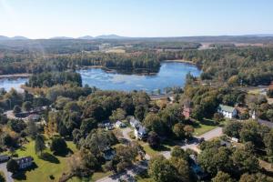 eine Luftansicht auf einen See mit Bäumen und Häusern in der Unterkunft Bar Harbor Cottages & Suites in Bar Harbor