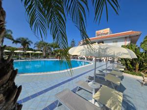 Πισίνα στο ή κοντά στο Hotel Damanse