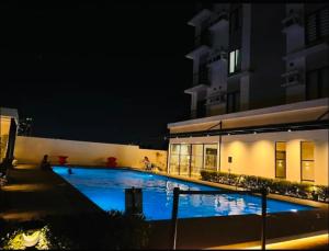 Fully Furnished Studio Unit at The Median with Fast Internet Connection and Netflix游泳池或附近泳池