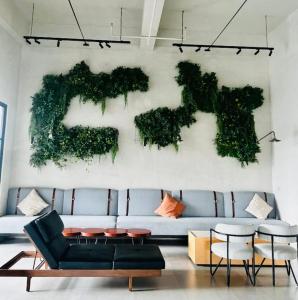 Fully Furnished Studio Unit at The Median with Fast Internet Connection and Netflix休息區