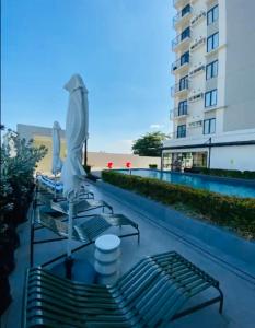 Fully Furnished Studio Unit at The Median with Fast Internet Connection and Netflix陽台或露臺 +29 張相片