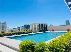 Fully Furnished Studio Unit at The Median with Fast Internet Connection and Netflix游泳池或附近泳池