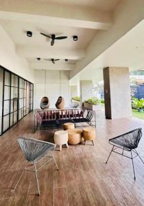 Fully Furnished Studio Unit at The Median with Fast Internet Connection and Netflix休息區