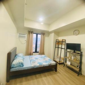 Fully Furnished Studio Unit at The Median with Fast Internet Connection and Netflix房間的床