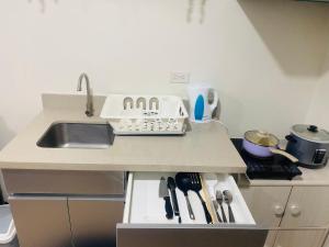 Fully Furnished Studio Unit at The Median with Fast Internet Connection and Netflix廚房或簡易廚房