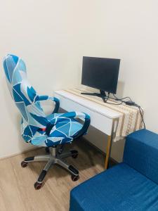 Fully Furnished Studio Unit at The Median with Fast Internet Connection and Netflix電視和／或娛樂中心