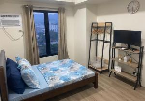 Fully Furnished Studio Unit at The Median with Fast Internet Connection and Netflix房間的床