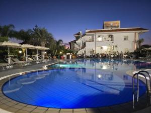 Πισίνα στο ή κοντά στο Hotel Damanse