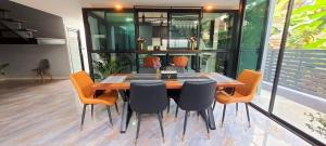 una sala da pranzo con tavolo e sedie in legno di NAP IN NAN Poshtel a Ban Hua Wiang Nua