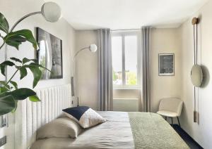 Voodi või voodid majutusasutuse Les Alcoves - Studios design toas
